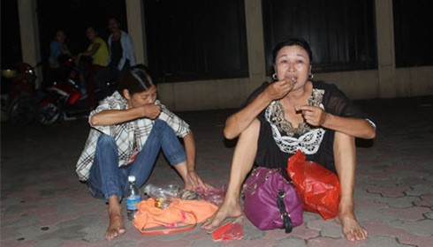  Bà Nghĩa (bìa phải) từ Hải Phòng lên Hà Nội, đang ngồi ăn cơm nắm trên vỉa hè