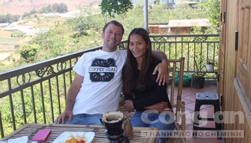 Vợ chồng Joshua và Rolan hạnh phúc trong căn nhà gỗ giữa đồi cà phê Arabica