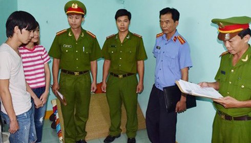 Cơ quan công an đọc lệnh bắt và khám xét nơi ở của Trần Long Hạc và Võ Thị Tuyết Nhi. (Ảnh: T.Bình).