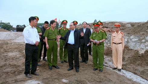 Phó Thủ tướng Nguyễn Xuân Phúc bất ngờ đột kích khu vực khai thác cát trái phép gây sạt lở sông Hồng ở huyện Thường Tín, TP Hà Nội - Ảnh: Xuân Tuyến