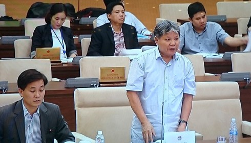 Bộ trưởng Bộ Tư pháp Hà Hùng Cường thừa ủy quyền của Thủ tướng trình bày báo cáo của Chính phủ. Ảnh: VGP/Xuân Tuyến.