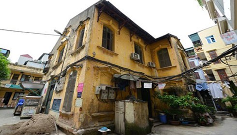 Một biệt thự cũ đã xuống cấp ở phố Tăng Bạt Hổ, Hà Nội