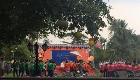 Hàng trăm nhân viên Cen Group hát lời chế bài Quốc ca tại khu du lịch Bình Quới 1 vào chiều ngày 15/10.
