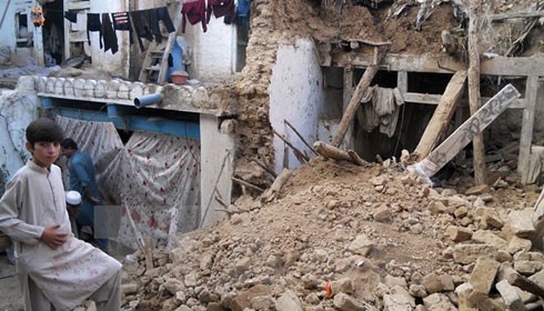 Cảnh đổ nát sau trận động đất ở Kohat, Pakistan ngày 26/10. (Nguồn: AFP/TTXVN)