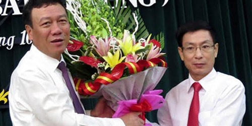  Bí thư Tỉnh ủy Nam Định Đoàn Hồng Phong chúc mừng tân Chủ tịch UBND tỉnh Nam Định Phạm Đình Nghị. 