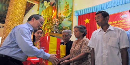 Đồng chí Nguyễn Thiện Nhân động viên các hộ nghèo. Ảnh: VGP/Hoàng Long