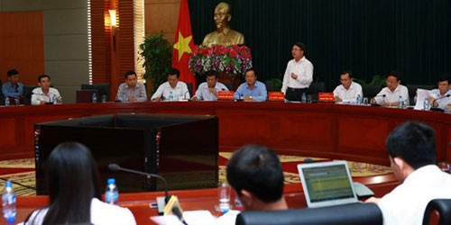 Phó Chủ tịch Ủy ban Nhân dân thành phố Hải Phòng Lê Khắc Nam trả lời các phóng viên tại buổi họp báo. (Ảnh: Lâm Khánh/TTXVN)