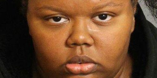 Mẹ Kelci - Katerra Lewis, 26 tuổi bị cáo buộc tội ngộ sát vì để con ở nhà cho đám trẻ khác trông để đi tiệc tùng ở hộp đêm.