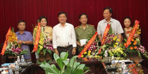 Bộ trưởng GTVT Đinh La Thăng tặng hoa cho cán bộ công an biệt phái sang ngành giao thông- Ảnh: Website Bộ GTVT