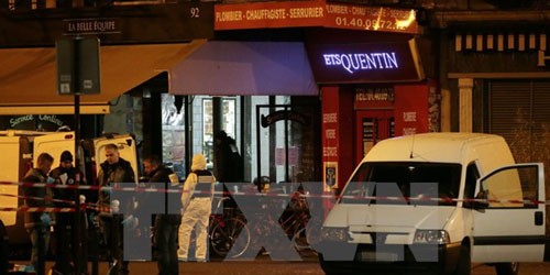 Cảnh sát điều tra tại hiện trường một vụ tấn công khủng bố bên ngoài nhà hàng La Belle Equipe ở Paris ngày 13/11. (Ảnh: AFP/ TTXVN)