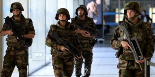 Cảnh sát Pháp tuần tra an ninh sau vụ tấn công khủng bố. (Nguồn: AFP)