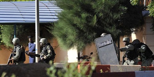 Lực lượng đặc nhiệm Mali tấn công vào khách sạn Raddison Blu. (Ảnh: AFP)