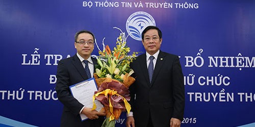 Bộ trưởng Nguyễn Bắc Son chúc mừng tân Thứ trưởng Phan Tâm.