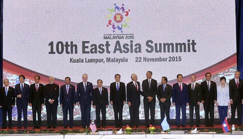 Các nhà lãnh đạo tại Hội nghị Cấp cao Đông Á lần thứ 10. Ảnh: VGP/Nhật Bắc