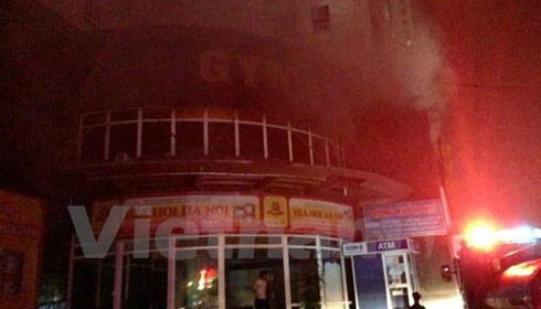  Khoảng 22 giờ, một vụ cháy đã xảy ra tại tòa chung cư Vimeco nằm trên đường Nguyễn Chánh (Cầu Giấy). (Ảnh: Minh Sơn/Vietnam+)