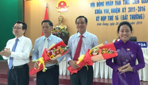 Ông Phạm Vũ Hồng (thứ 2 từ phải sang) - Tân Chủ tịch UBND tỉnh Kiên Giang