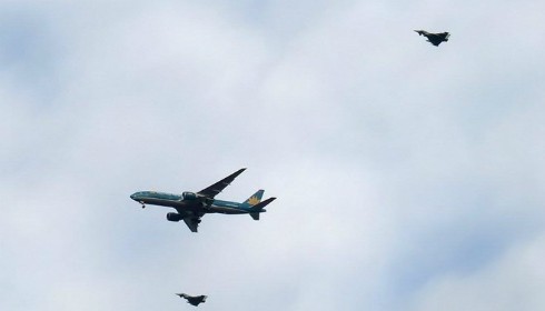 Chuyên cơ chở Chủ tịch nước Trương Tấn Sang được hai máy bay chiến đấu thuộc Không quân Đức hộ tống hạ cánh xuống sân bay quân sự Berlin-Tegel. (Nguồn: Twitter)