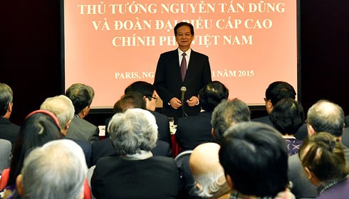 Thủ tướng Nguyễn Tấn Dũng gặp gỡ và nói chuyện thân mật với đại diện cộng đồng người Việt tại Pháp. Ảnh VGP/ Nhật Bắc