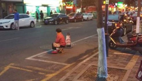 Bắt mẹ già ngồi lề đường trong giá lạnh giữ chỗ đỗ ô tô