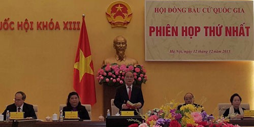 Chủ tịch Quốc hội Nguyễn Sinh Hùng chủ trì phiên họp đầu tiên của Hội đồng Bầu cử Quốc gia - Ảnh: VGP/Nhật Phong 