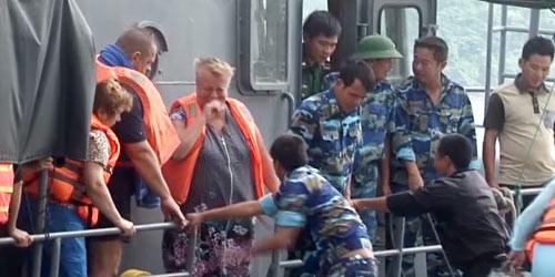 Hàng chục du khách Nga được đưa vào bờ an toàn. Ảnh: N.X