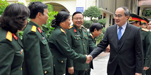  Cán bộ, chiến sĩ Bảo tàng Lịch sử Quân sự chào đón Chủ tịch Ủy ban Trung ương MTTQ Việt Nam. Ảnh: VGP/Hoàng Long 