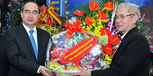 Chủ tịch Ủy ban Trung ương MTTQ Việt Nam chúc mừng Ủy ban Đoàn kết Công giáo Việt Nam. Ảnh: VGP/Hoàng Long