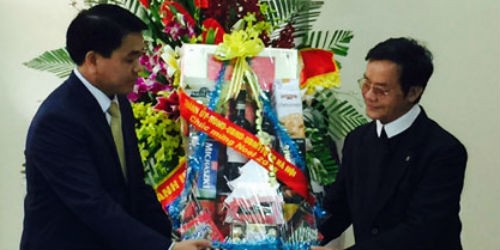 Chủ tịch UBND TP. Hà Nội Nguyễn Đức Chung tặng quà Giáo xứ Thái Hà