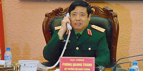 Bộ trưởng Phùng Quang Thanh trong cuộc điện đàm. Ảnh: VietNamNet.