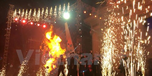 Khoảnh khắc ngọn lửa bùng lên khiến các nghệ sỹ trên sân khấu giật mình. (Ảnh: PV/Vietnam+)