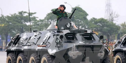 Diễu hành xe bộ binh bánh lốp (BTR-60PB) của Bộ Tư lệnh Thủ đô. (Ảnh: Doãn Tấn/TTXVN)