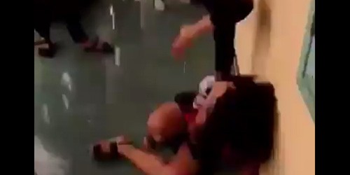  Nữ sinh bị bạn đánh dù đã liên tục van xin (ảnh chụp từ clip)