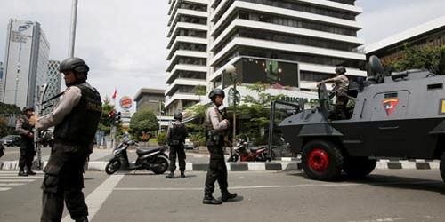 Quang cảnh trước quán cafe Starbucks ở Jakarta sau vụ tấn công. Ảnh: Reuters