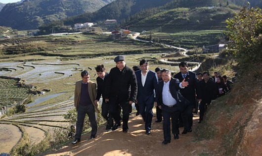 Phó Thủ tướng Nguyễn Xuân Phúc trực tiếp tới thăm các gia đình đồng bào dân tộc thiểu số bị thiệt hại ở huyện Sa Pa. Ảnh: VGP/Lê Sơn