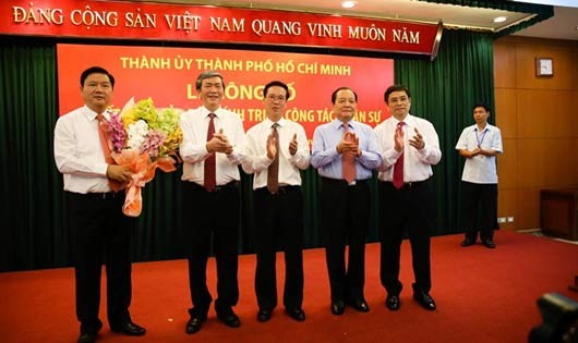 Ông Đinh Thế Huynh, ông Phạm Minh Chính, ông Võ Văn Thưởng và ông Lê Thanh Hải chúc mừng ông Đinh La Thăng. Ảnh: Hải An/Zing.vn
