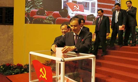 Bỏ phiếu bầu ban chấp hành Đảng bộ TP Hà Nội khóa 16, tháng 11/2015. 