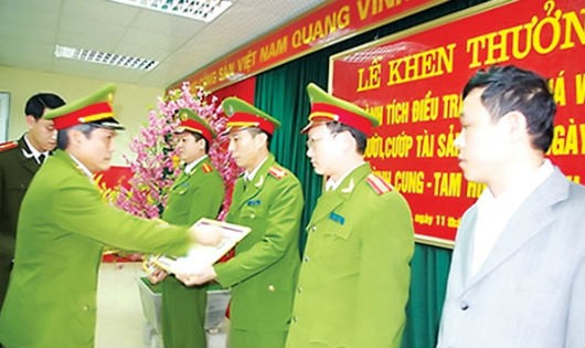 Cán bộ phòng PC45 được tặng giấy khen của Công an TP Hà nội về thành tích phá nhanh vụ án giết người tại Thanh Trì.