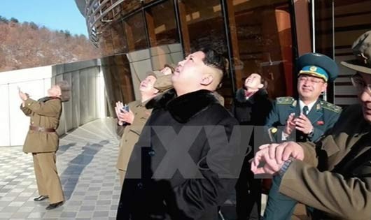 Nhà lãnh đạo Triều Tiên Kim Jong-Un (giữa) theo dõi vụ phóng tên lửa mang theo vệ tinh Kwangmyongsong-4 ngày 7/2. (Nguồn: YONHAP/ TTXVN)