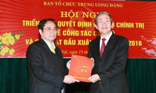Ông Đinh Thế Huynh trao Quyết định và chúc mừng ông Phạm Minh Chính.