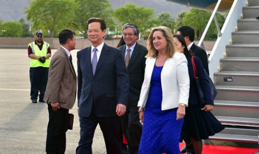 Thủ tướng Nguyễn Tấn Dũng và Đoàn đại biểu Việt Nam đến sân bay quốc tế Palm Spring. Ảnh: Nhật Bắc 