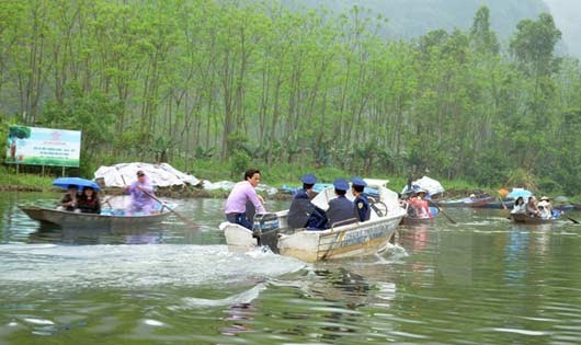 Lực lượng thanh tra giao thông tuần tra trên suối Yến vào chùa Hương. (Ảnh: Nguyễn Văn Cảnh/TTXVN)
