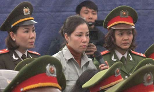 Nguyễn Thị Huệ trong phiên tòa sơ thẩm tháng 1/2014. Ảnh: Báo Thanh niên
