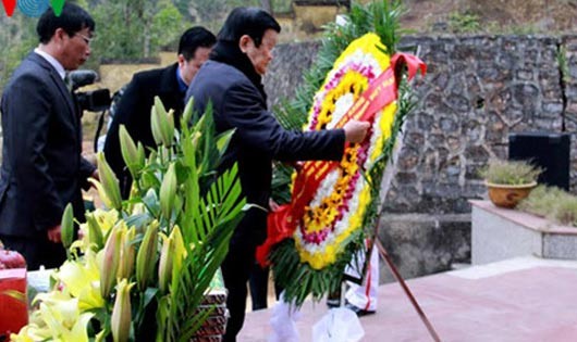 Chủ tịch nước dâng hương tại nghĩa trang liệt sĩ Trà Lĩnh