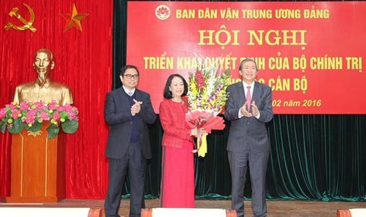 Ông Đinh Thế Huynh, ông Phạm Minh Chính chúc mừng tân Trưởng Ban Dân vận Trung ương Trương Thị Mai.