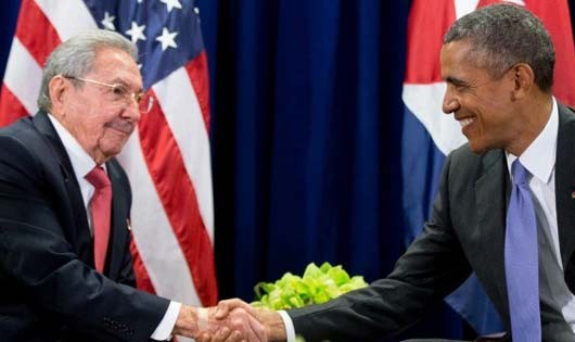 Tổng thống Mỹ Barack Obama và Chủ tịch Cuba Raul Castro trong cuộc gặp ở trụ sở Liên hợp quốc tháng 9/2015. (Nguồn: AP)
