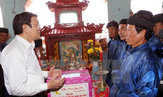 Chủ tịch nước Trương Tấn Sang đến dâng hương và tặng quà Khu di tích Âm Linh tự, mộ lính đội Hoàng Sa ở xã An Vĩnh, huyện đảo Lý Sơn. (Ảnh: Nguyễn Khang/TTXVN)
