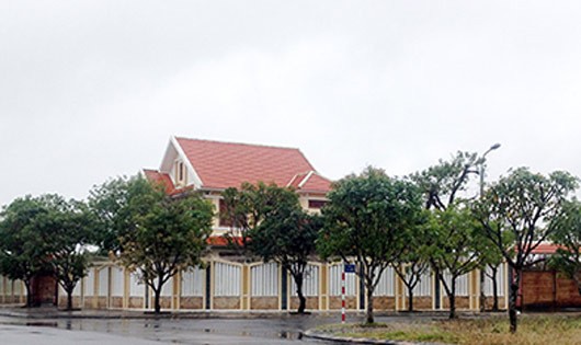 Ngôi biệt thự của ông Lê Phước Hoài Bảo (Giám đốc Sở Kế hoạch và Đầu tư Quảng Nam) bị các đối tượng đột nhập lấy trộm chim. Ảnh: VTC.