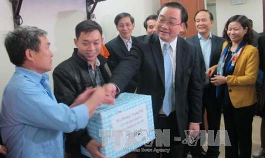 Bí thư Thành ủy Hoàng Trung Hải gặp gỡ các gia đình công nhân tại Khu nhà ở công nhân Kim Chung, huyện Đông Anh, Hà Nội. Ảnh: TTX.