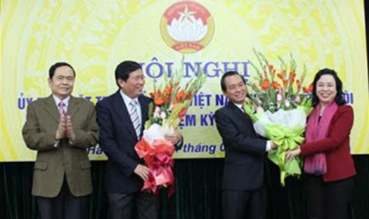 Ông Vũ Hồng Khanh (thứ ba bên trái) giữ chức Chủ tịch Ủy ban MTTQ thành phố Hà Nội. Ảnh Nhã Phương