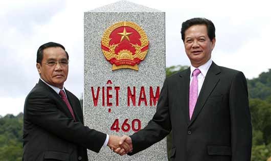 Thủ tướng Nguyễn Tấn Dũng và Thủ tướng Lào Thongsing Thammavong tại cột mốc biên giới 460. 